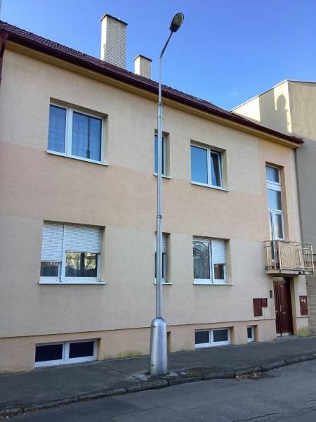 VÝNIMOČNÁ INVESTIČNÁ PRÍLEŽITOSŤ V CENTRE PIEŠŤAN - Rodinný dom na Kalinčiakovej ulici v Piešťanoch s lampou na chodníku.