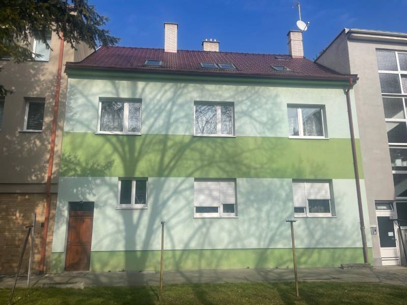 VÝNIMOČNÁ INVESTIČNÁ PRÍLEŽITOSŤ V CENTRE PIEŠŤAN - Rodinný dom na Kalinčiakovej ulici v Piešťanoch, zelená fasáda, tieň stromu.