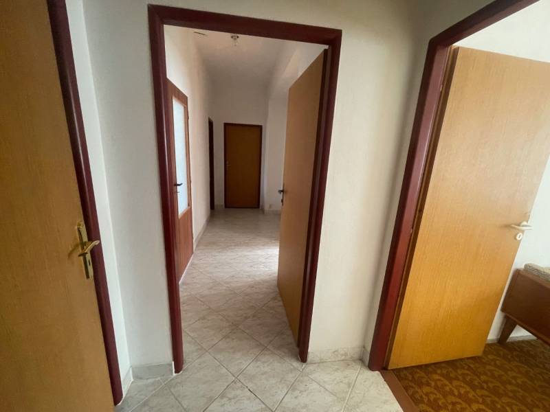 VÝNIMOČNÁ INVESTIČNÁ PRÍLEŽITOSŤ V CENTRE PIEŠŤAN - Interiér rodinného domu s chodbou, dverami a svetlými dlaždičkami.