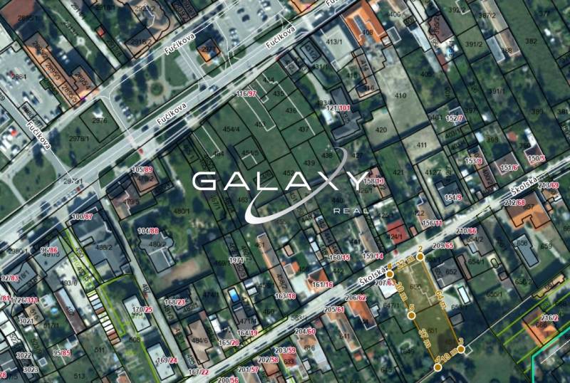 Pozemok 1315 m² pre rodinný dom blízko centra – Sládkovičovo - Letecká mapa zobrazuje ulicu Školská so zameraním na pozemky na bývanie.