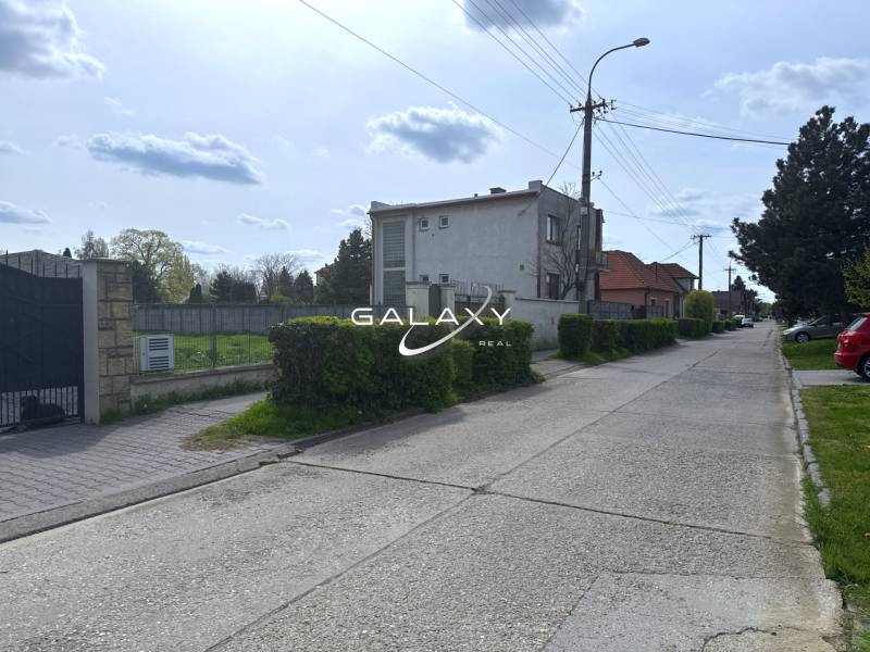 Pozemok 1315 m² pre rodinný dom blízko centra – Sládkovičovo - Pokojná ulica so zeleňou vhodná pre pozemky - bývanie v Sládkovičove.