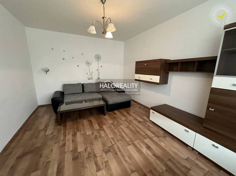 Prenájom, jednoizbový byt Rimavská Sobota, P.Hostins... - Obývacia izba v 1-izbovom byte s pohovkou, stolíkom a nástenným dekorom.