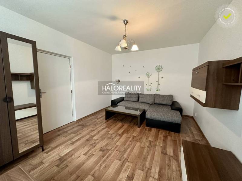 Prenájom, jednoizbový byt Rimavská Sobota, P.Hostins... - Obývacia izba so sedačkou, nábytkom a dekoratívnymi nálepkami v 1-izbovom byte.