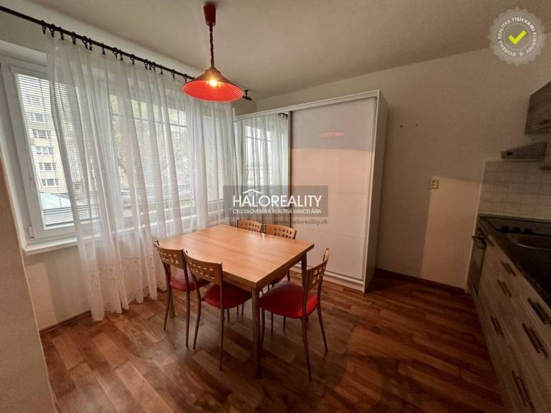 Prenájom, jednoizbový byt Rimavská Sobota, P.Hostins... - Jedálenský kút v 1-izbovom byte s dreveným stolom a štyrmi stoličkami.