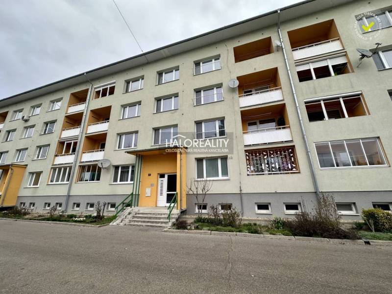 Prenájom, jednoizbový byt Rimavská Sobota, P.Hostins... - Bytový dom v Rimavskej Sobote so vstupnou bránou a balkónmi.