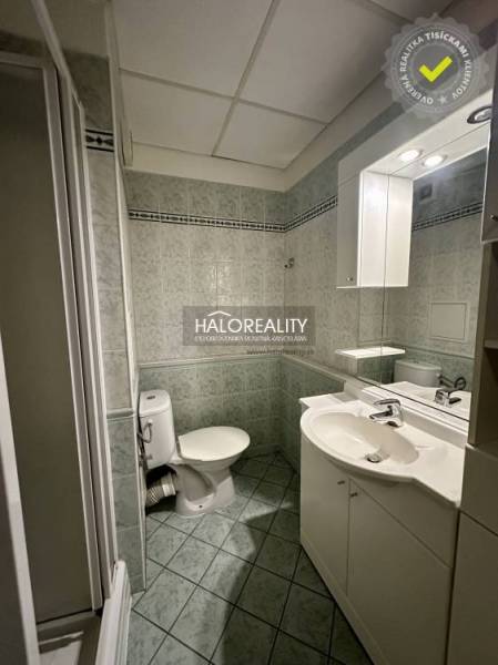 Prenájom, jednoizbový byt Rimavská Sobota, P.Hostins... - Kúpeľňa so sprchovacím kútom, umývadlom a toaletou v 1-izbovom byte.