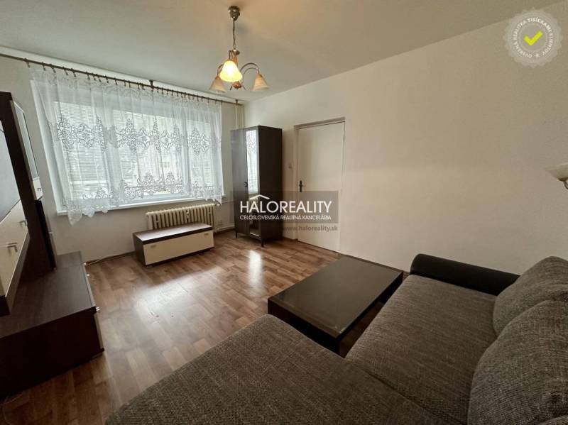 Prenájom, jednoizbový byt Rimavská Sobota, P.Hostins... - Obývacia izba v 1-izbovom byte s oknom, závesmi, tmavým nábytkom a sedačkou.