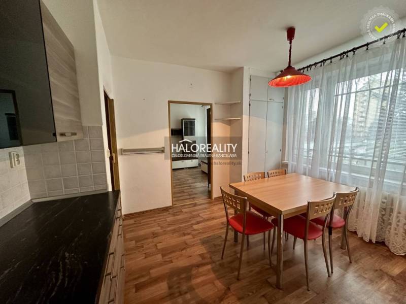 Prenájom, jednoizbový byt Rimavská Sobota, P.Hostins... - Jedáleň v 1-izbovom byte s drevenými podlahami a veľkým oknom s čipkovými závesmi.