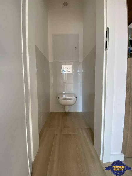 PREDAJ: 3 izbový luxusný byt s balkónom - Komárno - Toaleta so závesným WC a obkladom v 3-izbovom byte, s drevenou podlahou.