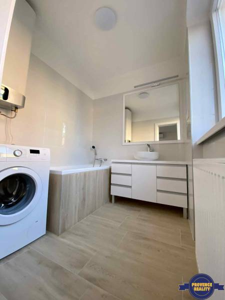 PREDAJ: 3 izbový luxusný byt s balkónom - Komárno - Kúpeľňa v 3-izbovom byte s vaňou, práčkou a skrinkou pod umývadlom.