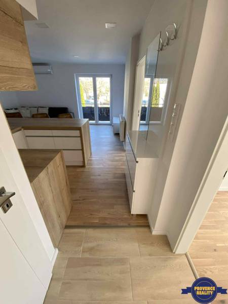 PREDAJ: 3 izbový luxusný byt s balkónom - Komárno - Svetlý interiér 3-izbového bytu s drevenou podlahou a vstupom na terasu.