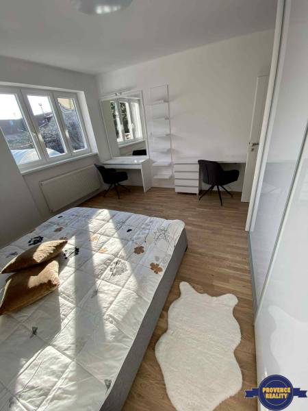 PREDAJ: 3 izbový luxusný byt s balkónom - Komárno - Spálňa v 3-izbovom byte so svetlým nábytkom, posteľou a pracovným kútom.