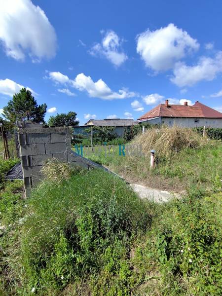  Väčší pozemok s chatkou a murovanou pivnicou - Pozemok na predaj v Jelšovciach s trávnatým porastom, blízkosťou stavby. Pozemky - bývanie.