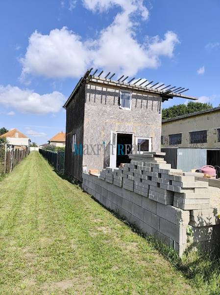  Väčší pozemok s chatkou a murovanou pivnicou - Stavba v Jelšovciach s neukončeným exteriérom, určená pre Pozemky - bývanie.