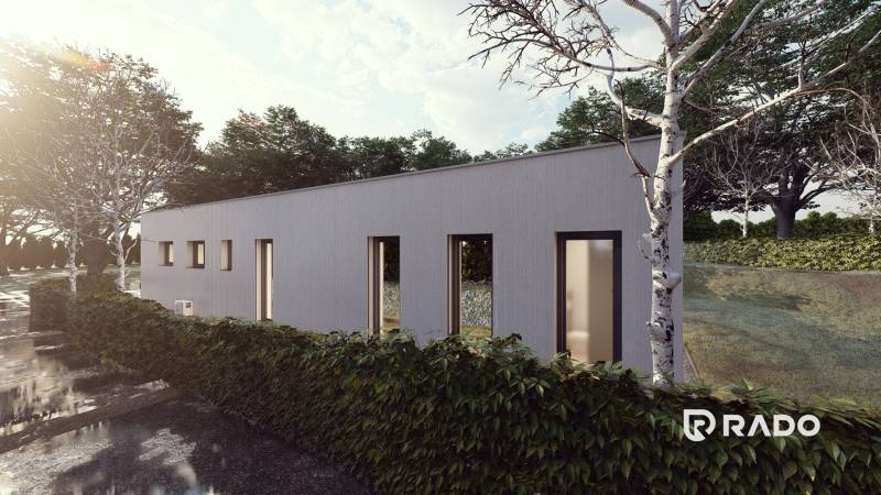 5-izbový dom 162m2 + pozemok 604m2 | Trenčianske Jastrabie - Rodinný dom v Trenčianskom Jastrabí so zeleným živým plotom a stromami na slnečnej ulici.