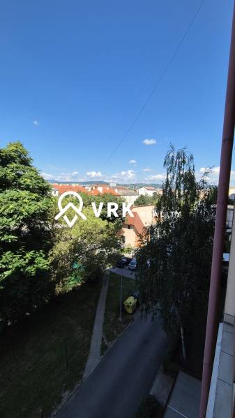 PRENÁJOM PRIESTRANNÉHO 2-IZBOVÉHO BYTU S LOGGIOU – JUŽNÁ TRIEDA - Výhľad z 2-izbového bytu na Južnej Triedě, Košice - mestská časť Juh.