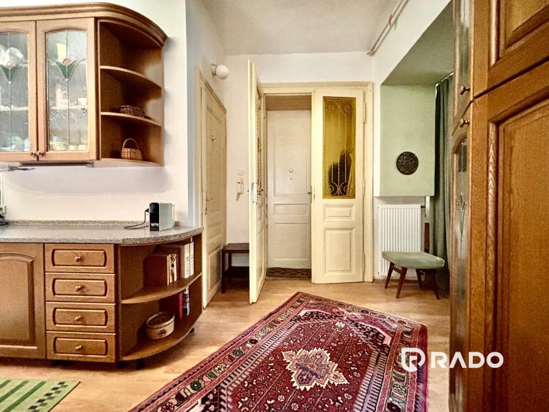 RADO I NA PRENAJOM 2-IZBOVY BYT I BA - HISTORICKE CENTRUM - Kuchynský kút s dreveným nábytkom v 2-izbovom byte, ozdobený orientálnym kobercom.
