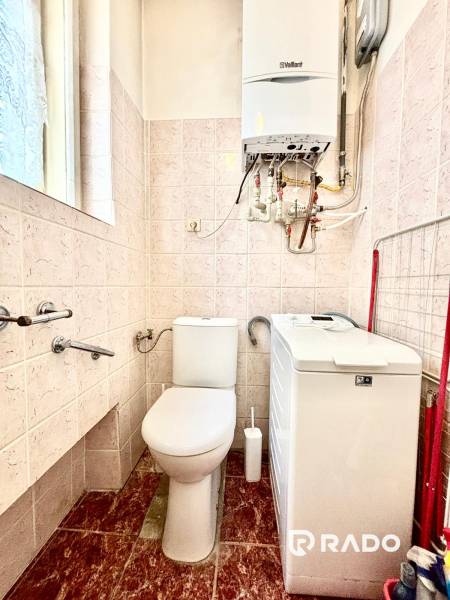 RADO I NA PRENAJOM 2-IZBOVY BYT I BA - HISTORICKE CENTRUM - Kúpeľňa v 2-izbovom byte s WC, práčkou a plynovým kotlom na stene.