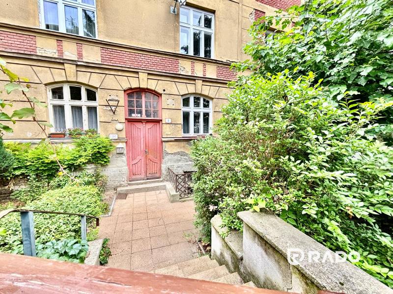 RADO I NA PRENAJOM 2-IZBOVY BYT I BA - HISTORICKE CENTRUM - Historická budova na Flöglovej ulici v Bratislave - Starom Meste, obklopená zeleňou.