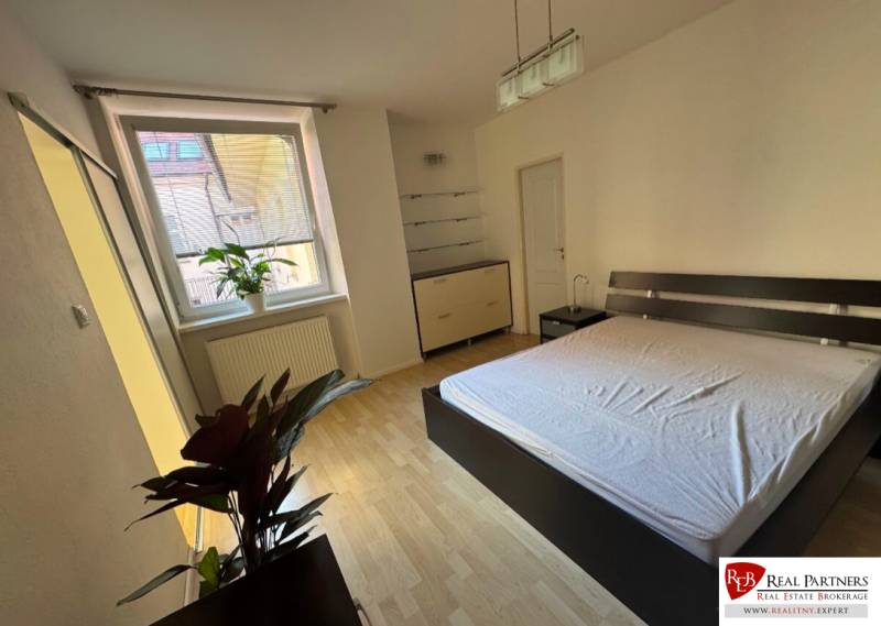 Prenájom 2-izb bytu na Ventúrskej ulici, Bratislava- centrum - Svetlá spálňa s veľkým oknom a dvojlôžkom v 2-izbovom byte.