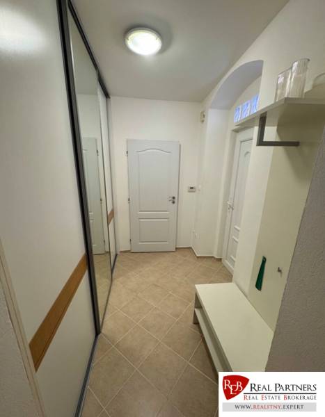 Prenájom 2-izb bytu na Ventúrskej ulici, Bratislava- centrum - Chodba v 2-izbovom byte so vstavanou skriňou a lavicou, neutrálny dizajn.
