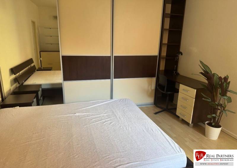 Prenájom 2-izb bytu na Ventúrskej ulici, Bratislava- centrum - Spálňa v 2-izbovom byte s posteľou, písacím stolom a šatníkovou skriňou.