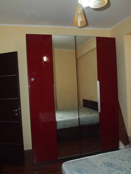 Predaj bytu 3-izbového (3+kk) s rozlohou 65 m² a terasou 10 m², Scalea - Skriňa s červenými dvierkami a zrkadlom v 3-izbovom byte so spálňou.