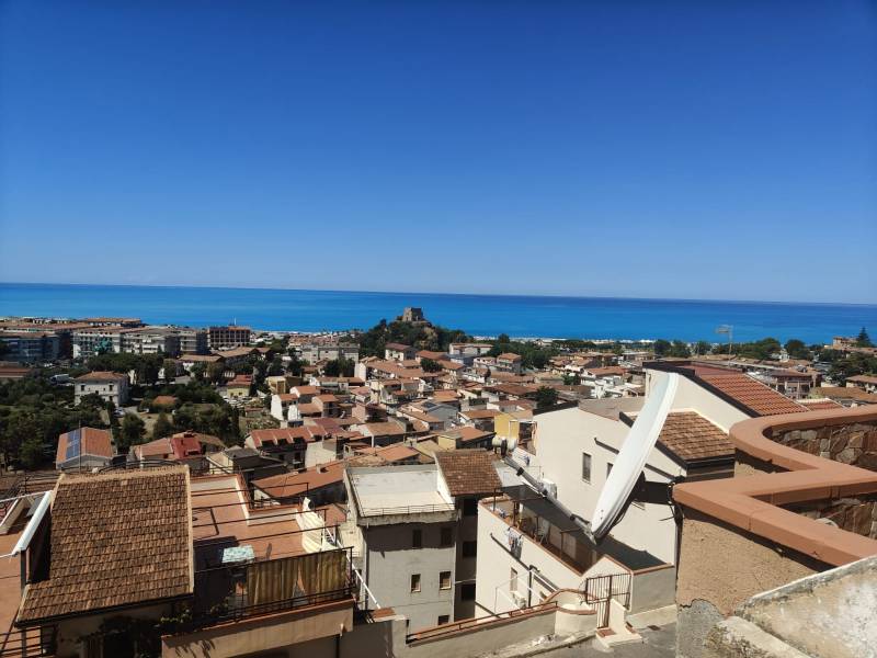 Predaj bytu 3-izbového (3+kk) s rozlohou 65 m² a terasou 10 m², Scalea - Výhľad na pobrežie mesta Scalea z ulice via Pezzotti.