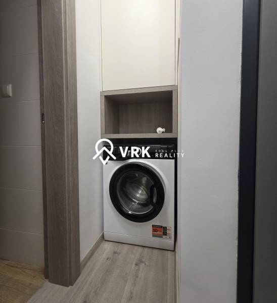 PRENÁJOM, 1.5 IZBOVÝ BYT, CÉDROVÁ UL., KOŠICE - Práčka v úzkom priestore dvojizbového bytu s dreveným obkladom a úložným priestorom.