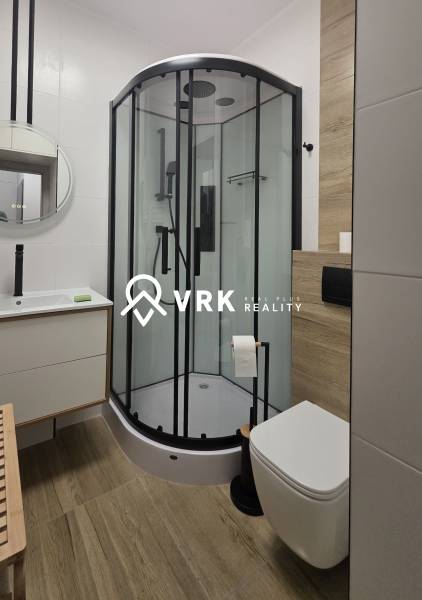 PRENÁJOM, 1.5 IZBOVÝ BYT, CÉDROVÁ UL., KOŠICE - Kúpeľňa s moderným sprchovacím kútom a umývadlom v 2-izbovom byte.