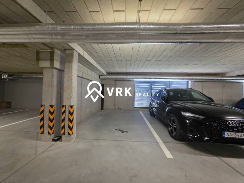 PRENÁJOM, 1.5 IZBOVÝ BYT, CÉDROVÁ UL., KOŠICE - Podzemná garáž s parkovacím miestom a autom v Košiciach na Cédrovej ulici.