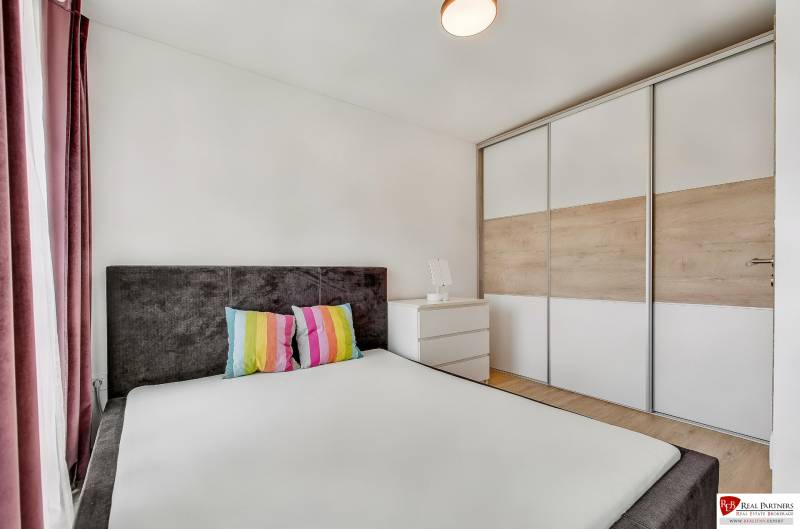 Predaj 4 izbový dom.100 m2, pozemok 208 m2, Štúrova ul, Stupava - Spálňa v rodinnom dome s farebnými vankúšmi a vstavanou skriňou.