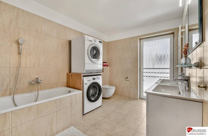 Predaj 4 izbový dom.100 m2, pozemok 208 m2, Štúrova ul, Stupava - Kúpeľňa v rodinnom dome s vaňou, práčkou, sušičkou a dvojitým umývadlom.