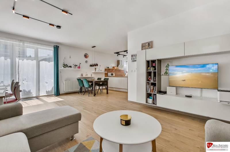 Predaj 4 izbový dom.100 m2, pozemok 208 m2, Štúrova ul, Stupava - Obývacia izba s kuchyňou v rodinnom dome, svetlá, priestranná, s pohodlným nábytkom a televíziou.