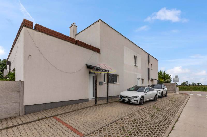 Priestranný 4-izbový byt s  terasou, zariadením, loggiou, 2 x parking - Exteriér 4-izbového bytu na ulici Pivonková v Rovinke, parkovanie pre dve autá.