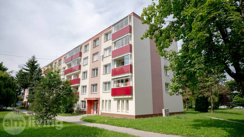 SVETLÝ – 3i s balkónom 69 m² – TOP lokalita Nová Dubnica - Bytový dom s červenými balkónmi na Sad duklianskych hrdinov v Novej Dubnici.