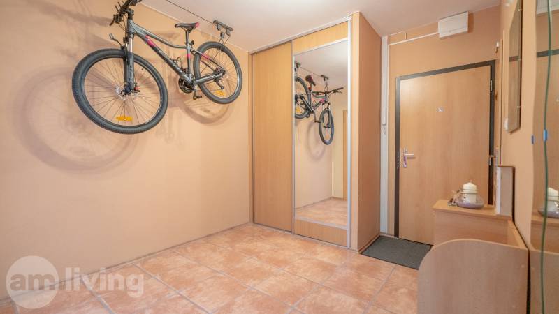 SVETLÝ – 3i s balkónom 69 m² – TOP lokalita Nová Dubnica - V predsieni 3-izbového bytu sú bicykle zavesené na stene a veľká skriňa.