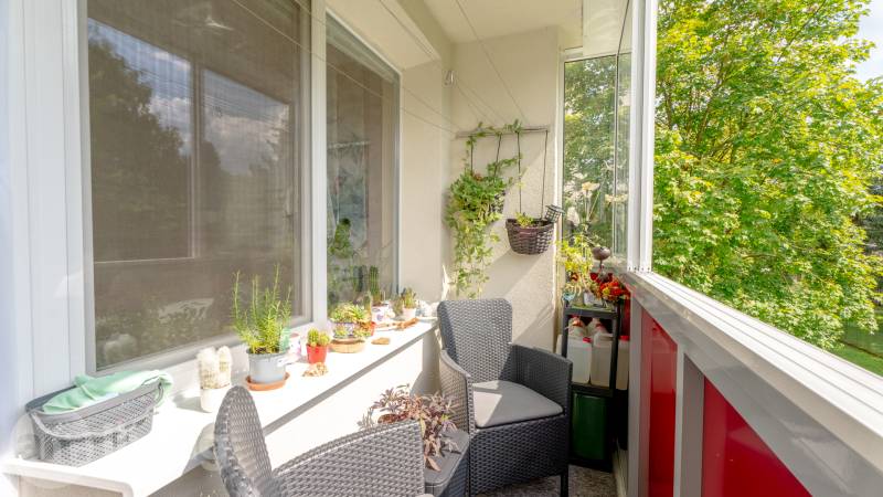SVETLÝ – 3i s balkónom 69 m² – TOP lokalita Nová Dubnica - Zariadený balkón s rastlinami v 3-izbovom byte, ideálny na relax a pestovanie.