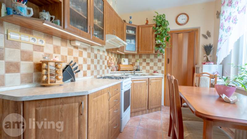 SVETLÝ – 3i s balkónom 69 m² – TOP lokalita Nová Dubnica - Kuchyňa v 3-izbovom byte so vstavanými skriňami a jedálenským stolom.