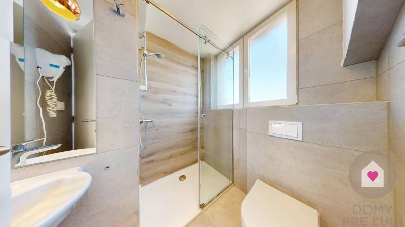 PAG/MANDRE - 2 apartmány za cenu jedného - 190m od mora - Kúpeľňa v 4-izbovom byte s moderným sprchovacím kútom a umývadlom.