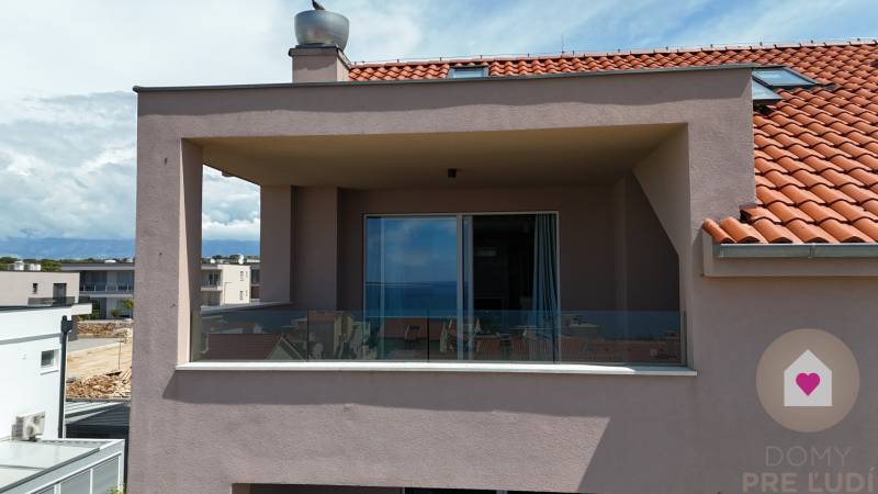 PAG/MANDRE - 2 apartmány za cenu jedného - 190m od mora - Balkón 4-izbového bytu v meste Pag s červenou strešnou krytinou.