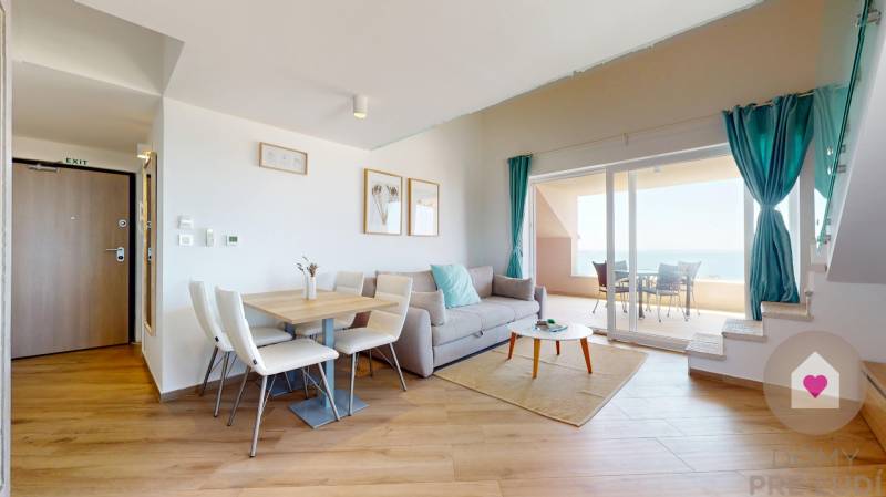 PAG/MANDRE - 2 apartmány za cenu jedného - 190m od mora - Obývačka v 4-izbovom byte s výhľadom na terasu a jedálenským stolom.