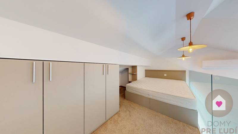 PAG/MANDRE - 2 apartmány za cenu jedného - 190m od mora - Spálňa v 4-izbovom byte s posteľou, vstavanými skriňami a závesnými lampami.