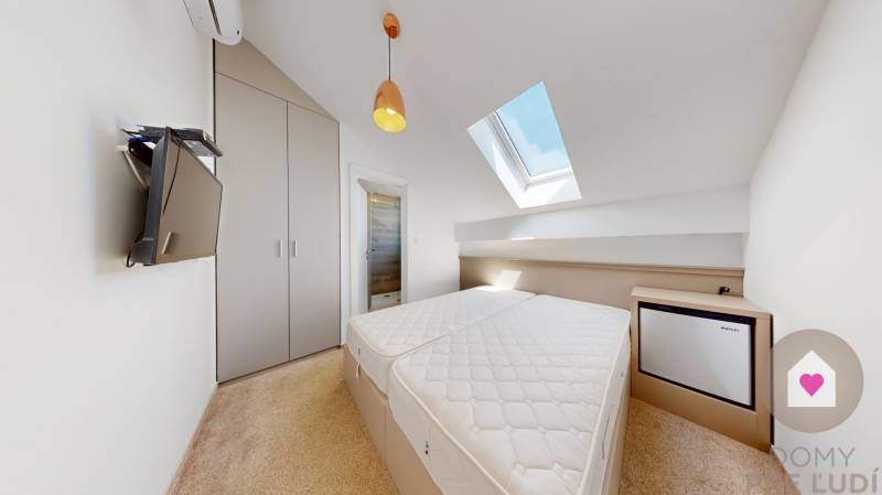 PAG/MANDRE - 2 apartmány za cenu jedného - 190m od mora - Spálňa v 4-izbovom byte so strešným oknom, posteľou, skriňou a televízorom.