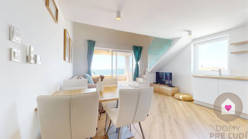 PAG/MANDRE - 2 apartmány za cenu jedného - 190m od mora - Svetlý interiér 4-izbového bytu s moderným zariadením a výhľadom na more.
