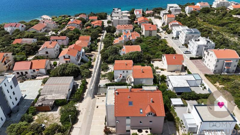 PAG/MANDRE - 2 apartmány za cenu jedného - 190m od mora - Pohľad na pobrežnú ulicu s domami v meste Pag s výhľadom na more.