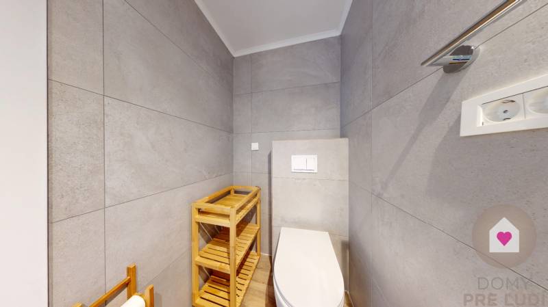PAG/MANDRE - 2 apartmány za cenu jedného - 190m od mora - Kúpeľňa s toaletou a drevenou poličkou v 4-izbovom byte.