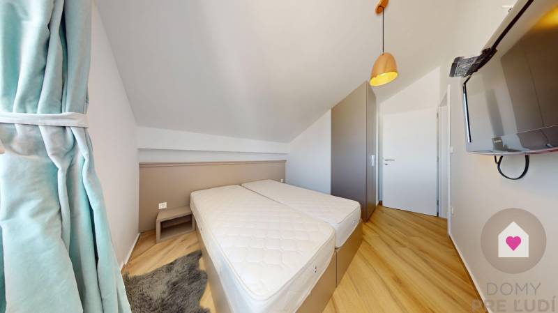 PAG/MANDRE - 2 apartmány za cenu jedného - 190m od mora - Spálňa s dvoma posteľami, televízorom a závesmi v 4-izbovom byte.