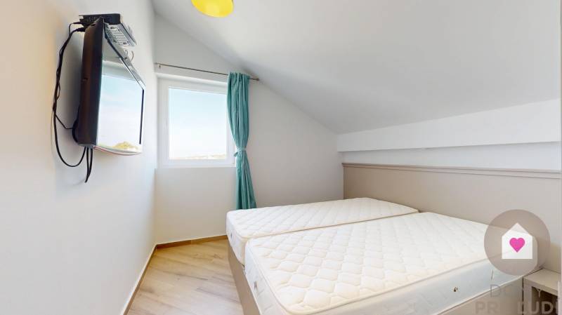 PAG/MANDRE - 2 apartmány za cenu jedného - 190m od mora - Spálňa s dvoma posteľami, televíziou a oknom v 4-izbovom byte.