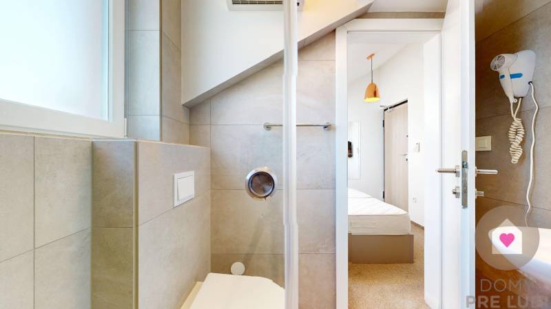 PAG/MANDRE - 2 apartmány za cenu jedného - 190m od mora - Kúpeľňa v 4-izbovom byte s výhľadom na spálňu.
